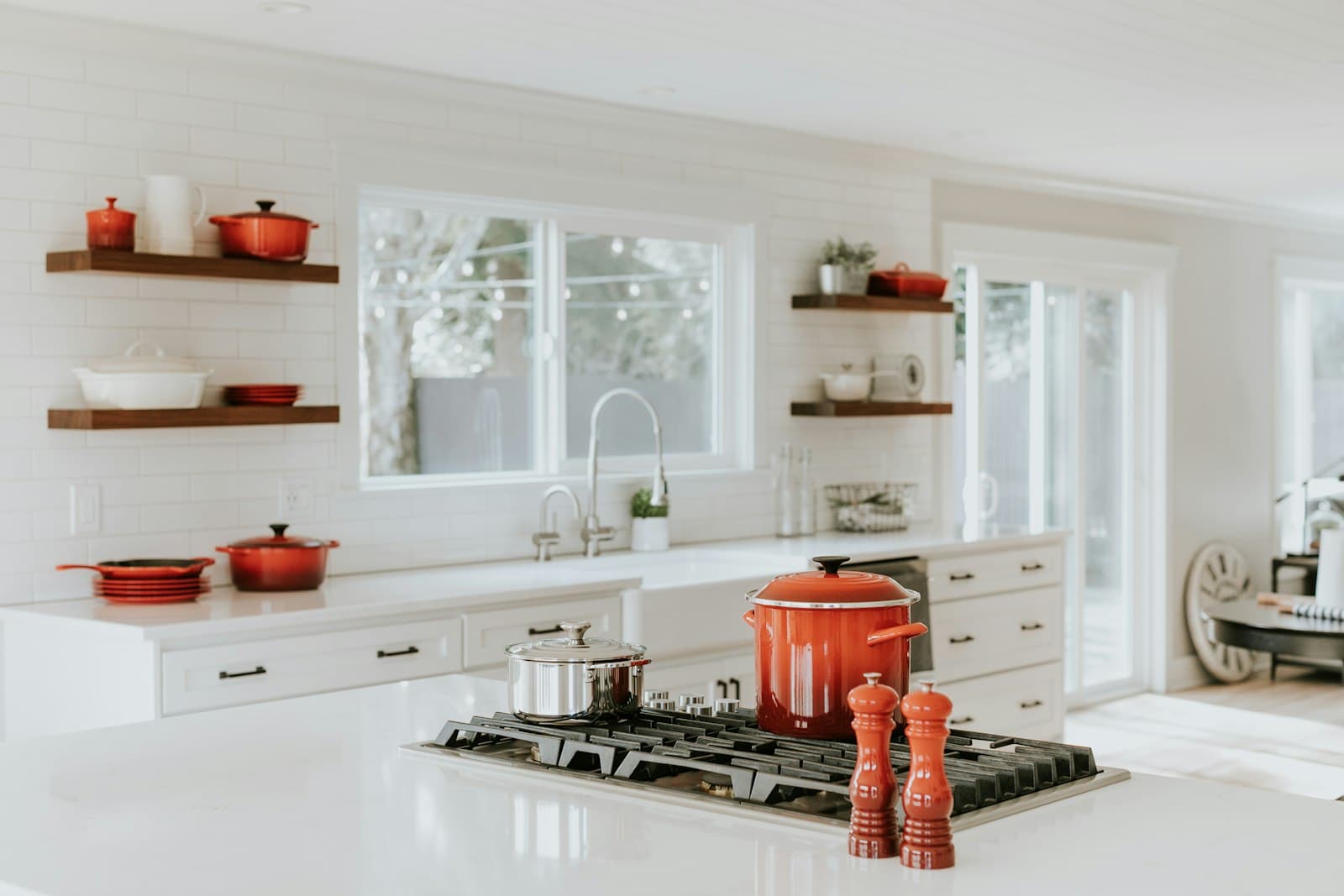 Cuisine équipée et électroménager moderne