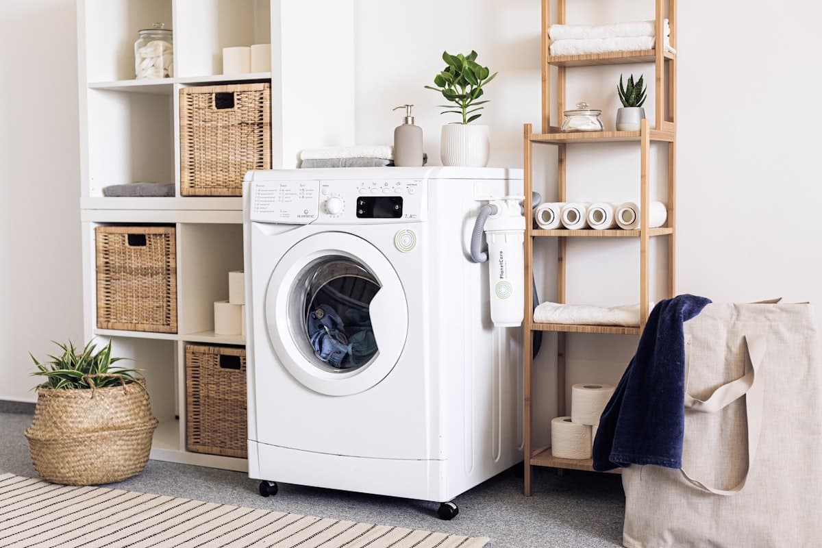 Lave-linge dans une buanderie moderne